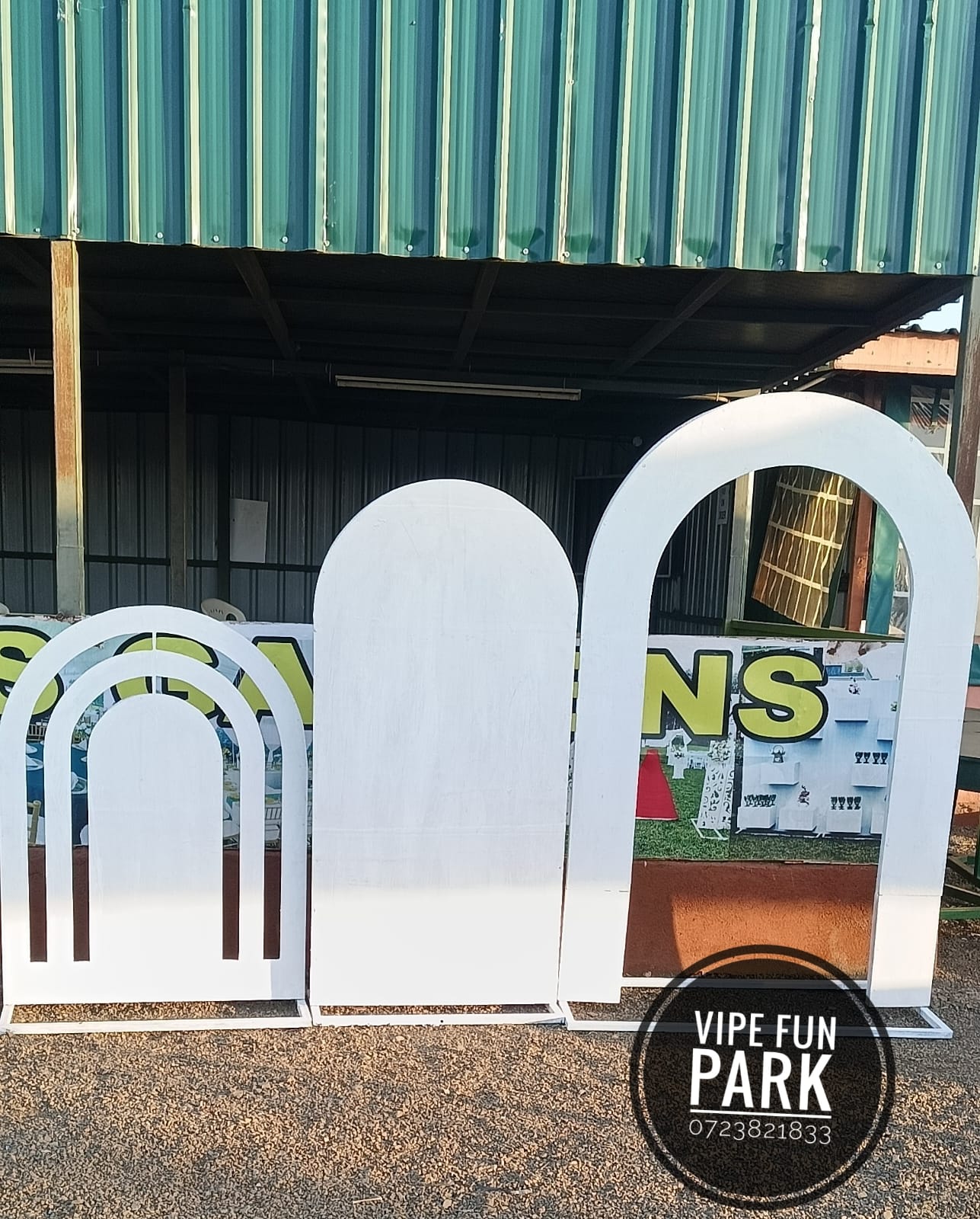 Freestanding white arch-shaped backdrop panels of different heights at Vipe Fun Park